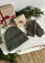 Load image into Gallery viewer, Vánoční set: čepice + rukavice alpaka
