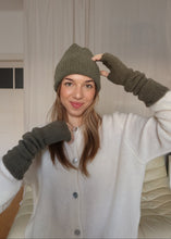 Load image into Gallery viewer, Vánoční set: čepice + rukavice alpaka