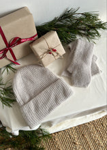 Load image into Gallery viewer, Vánoční set: čepice + rukavice alpaka