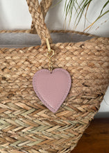 Load image into Gallery viewer, Klíčenka AMOUR - pudrová růžová
