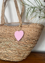 Load image into Gallery viewer, Klíčenka AMOUR - baby růžová
