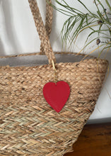 Load image into Gallery viewer, Klíčenka AMOUR - pravá červená
