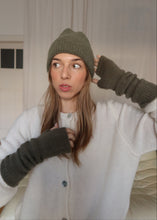 Load image into Gallery viewer, Vánoční set: čepice + rukavice alpaka
