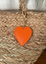 Load image into Gallery viewer, Klíčenka AMOUR - pomeranč
