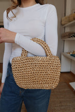 Load image into Gallery viewer, Crochet košík - zlatý
