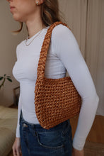 Load image into Gallery viewer, Crochet kabelka - měděná
